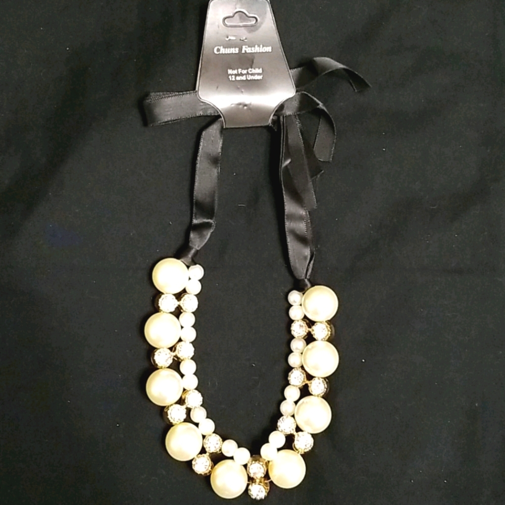 Simulated Pearl Neclace with Clear Rhinestones Acc